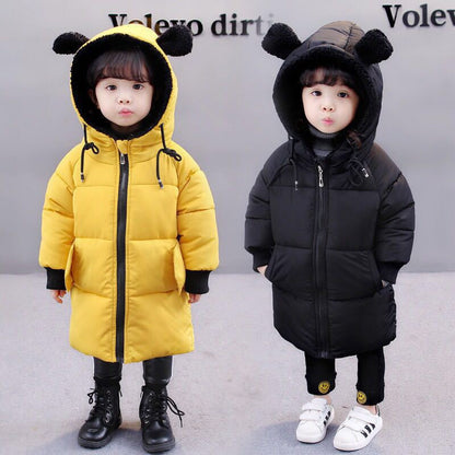 Children's warm coat in a classic design, featuring soft insulation for cold-weather comfort