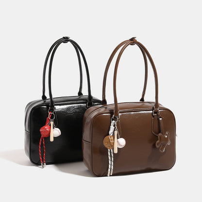 Women's large-capacity commuter tote shoulder bag in a structured design with comfortable shoulder straps