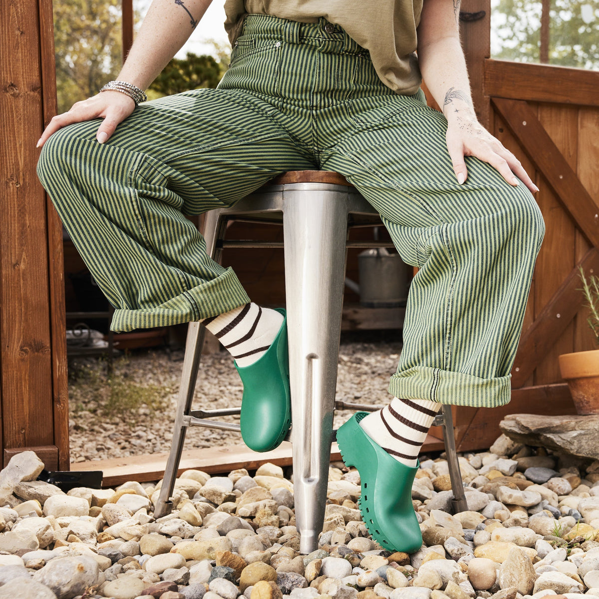 Green Calzuro Classic clogs without holes, durable medical footwear with slip-resistant soles and comfortable fit.
