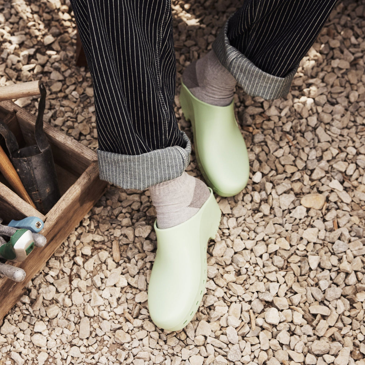 Calzuro Classic clogs without holes in pistachio green, featuring a slip-on design and durable rubber construction.