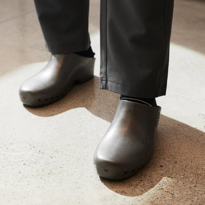 Metallic grey Calzuro Classic clogs without holes, featuring a slip-resistant sole and ergonomic design for healthcare professionals.