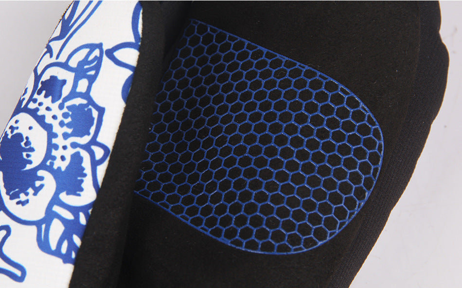 Outdoor three-finger ski gloves in black, designed for warmth and cold-weather protection