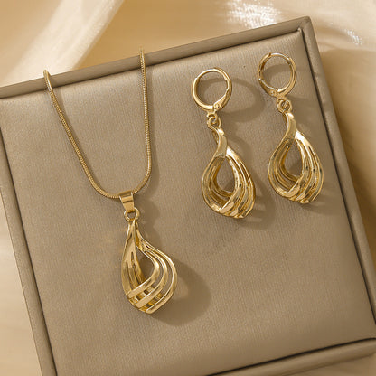 Women's creative round heart-shaped pendant necklace in close-up view