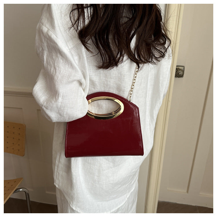 Fashionable banquet handbag with single-shoulder strap in a sleek, elegant design