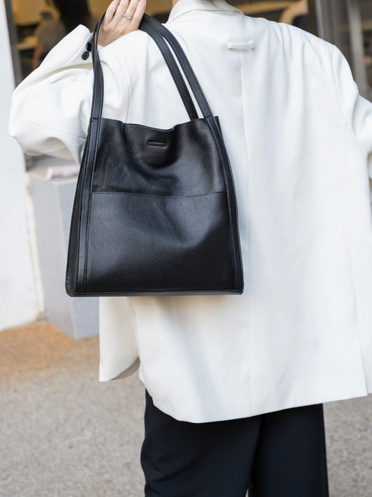 Genuine leather cowhide commuter tote bag, large capacity shoulder handbag in a classic office style