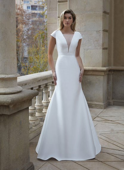 Ceylan Bcn MOSKÚ long dress in flowing fabric, featuring a stylish design and elegant silhouette, shown on a model.