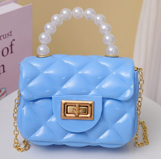 Pearl hand one-shoulder crossbody chain children's bag in a compact design