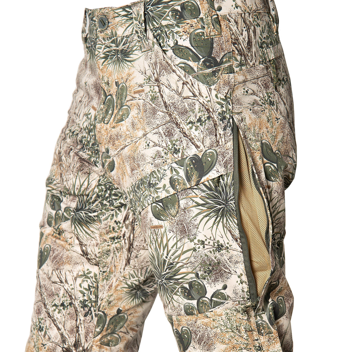 GameGuard GameGuard Guía Grande™ hunting pants in durable fabric, featuring multiple pockets and adjustable waistband for outdoor activities.