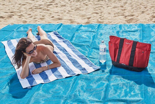 Folding beach mat with sand-resistant mesh, portable outdoor picnic and camping mat for travel
