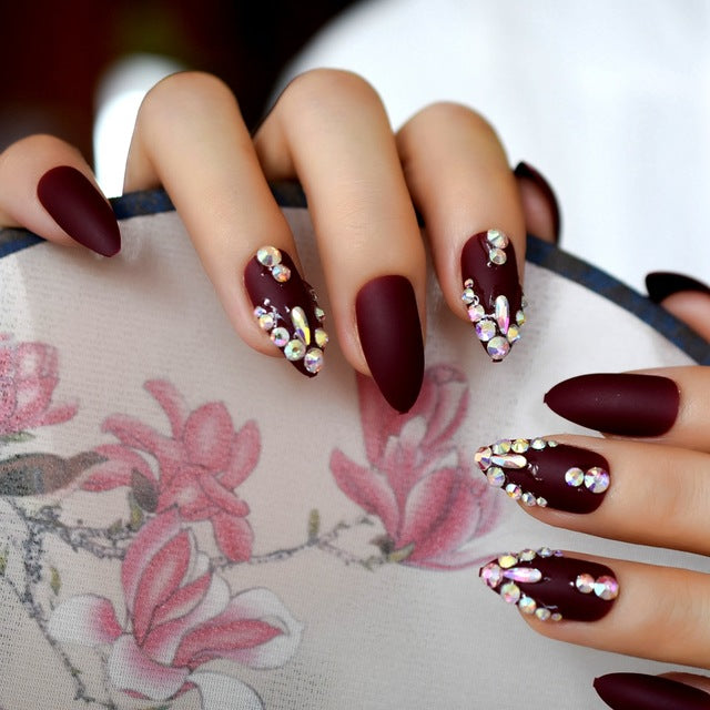 Metal false nails for women, metallic artificial nail tips in a sleek design