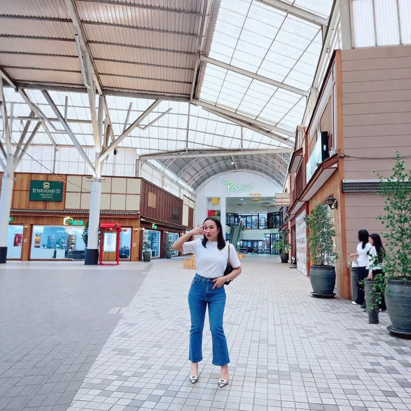 High-waisted stretchy slimming flared denim pants in blue, featuring a fitted silhouette and flared legs