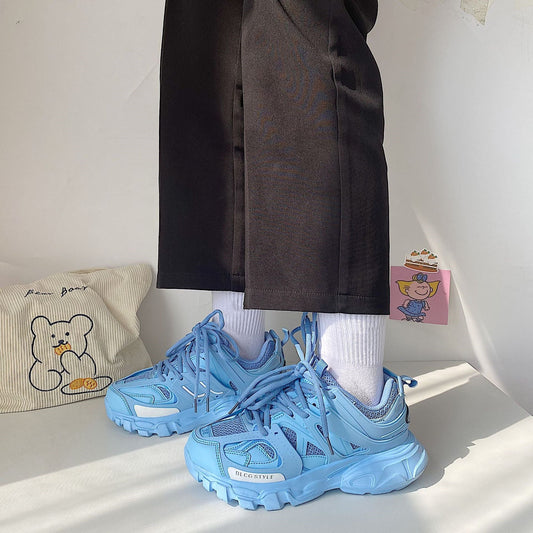 Women's casual versatile retro couple sneakers in classic low-top design
