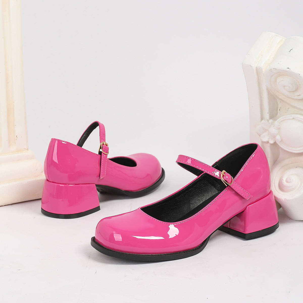 Chunky-heeled elegant round-toe preppy-style leather shoes in a classic design