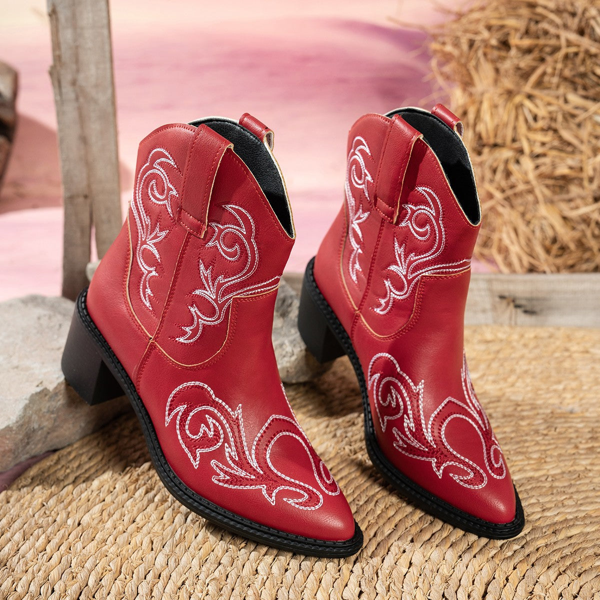 Small pointed-toe totem-decorated short boots by My Store