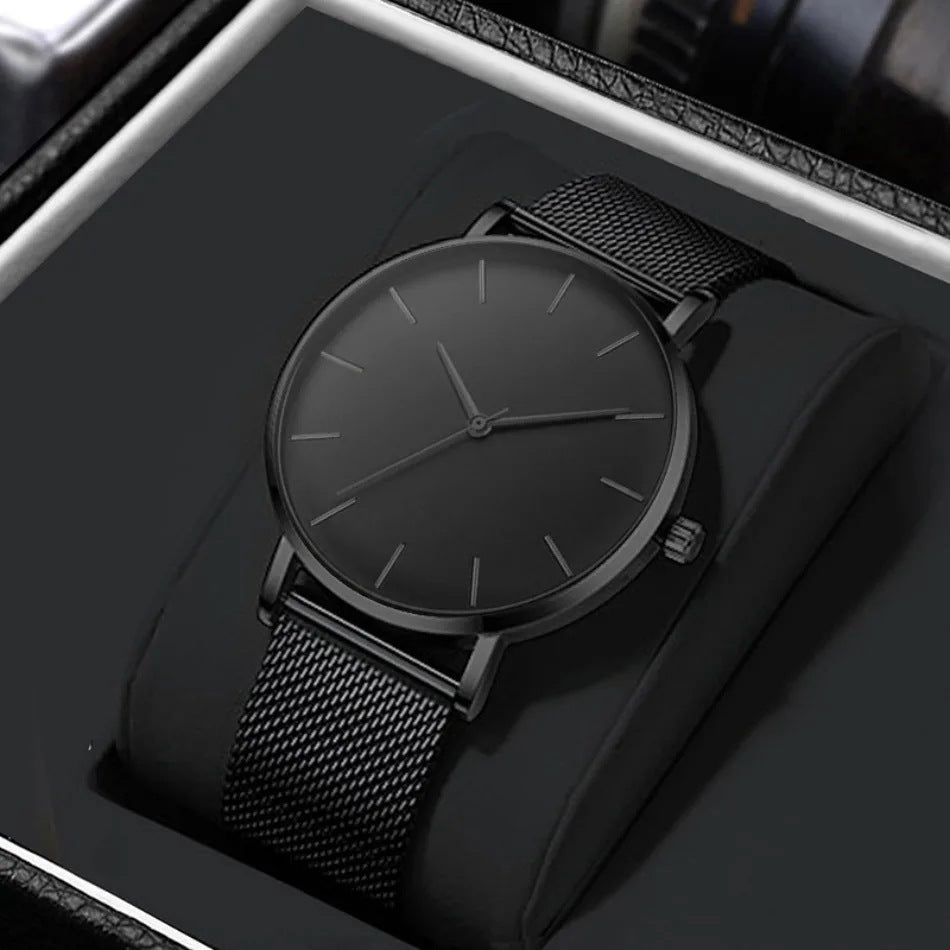 Non-mechanical men's quartz watch with classic analog dial and adjustable wristband