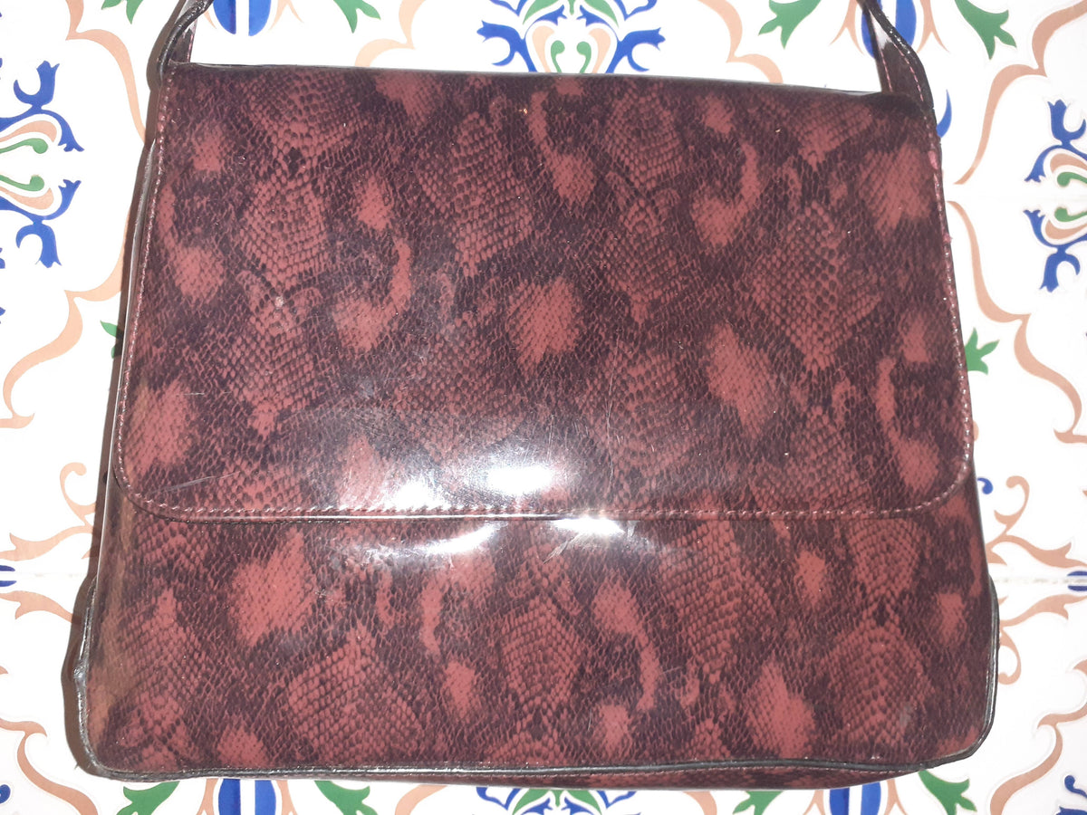 Handmade women's handbag with handles, featuring a stylish design and natural craftsmanship, perfect for everyday use.