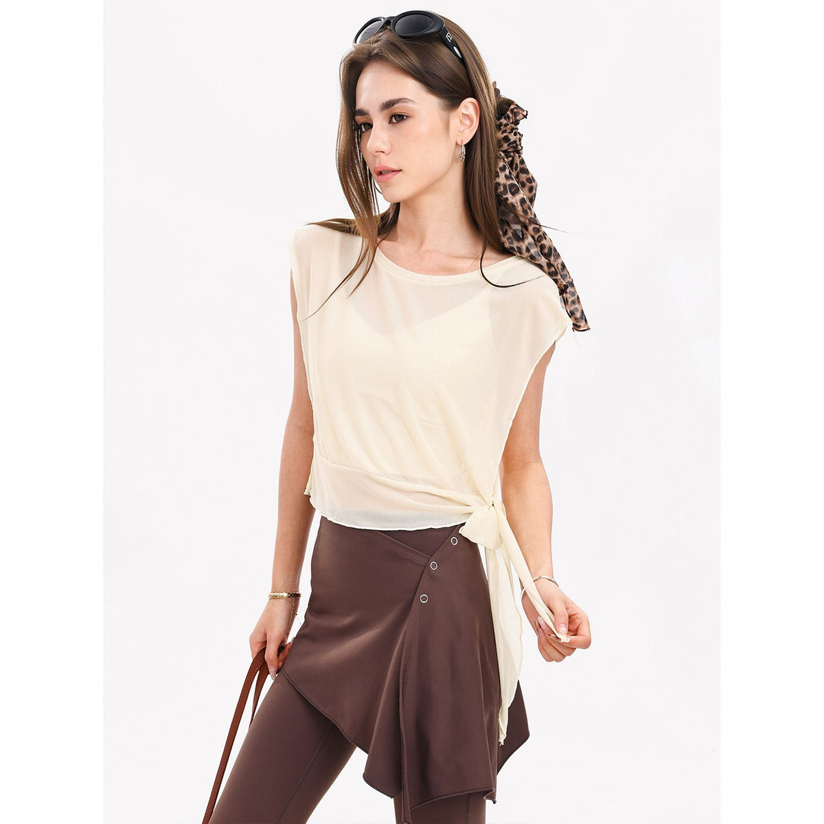 New summer 2-piece yoga outfit with short-sleeve top, built-in bra pads, and elegant mesh fitness design