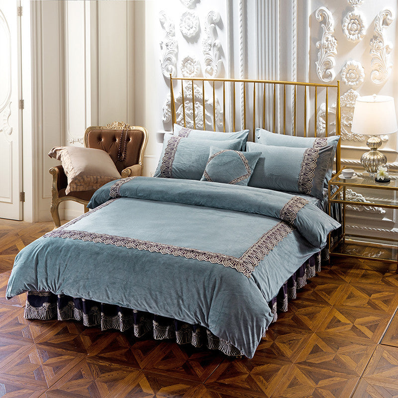 Four-piece thick crystal velvet bedding set in a soft, plush fabric 񟿿