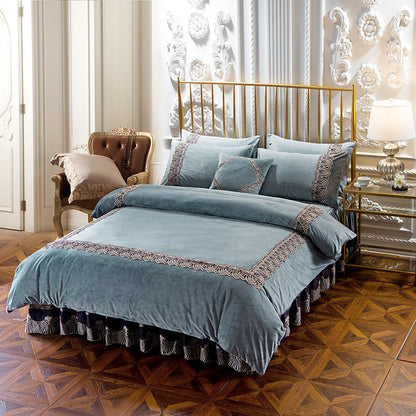Four-piece thick crystal velvet bedding set in a soft, plush fabric 񟿿