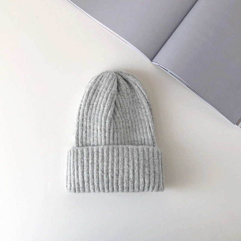 Warm knitted hat in a soft, textured design with a snug fit