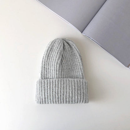 Warm knitted hat in a soft, textured design with a snug fit