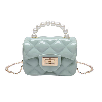 Pearl hand one-shoulder crossbody chain children's bag in a compact design