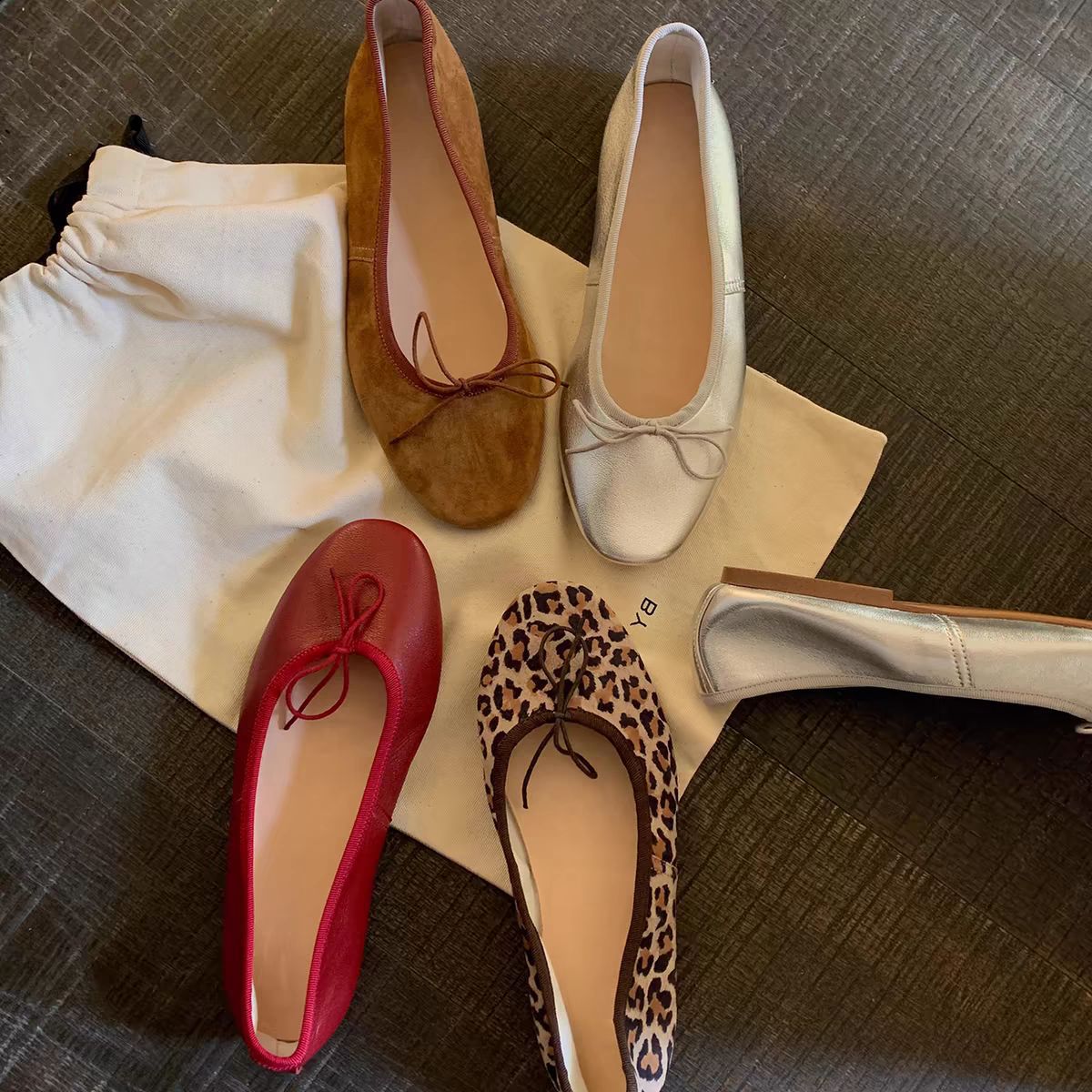 French-style round-toe low-cut bow flat shoes in an elegant versatile design