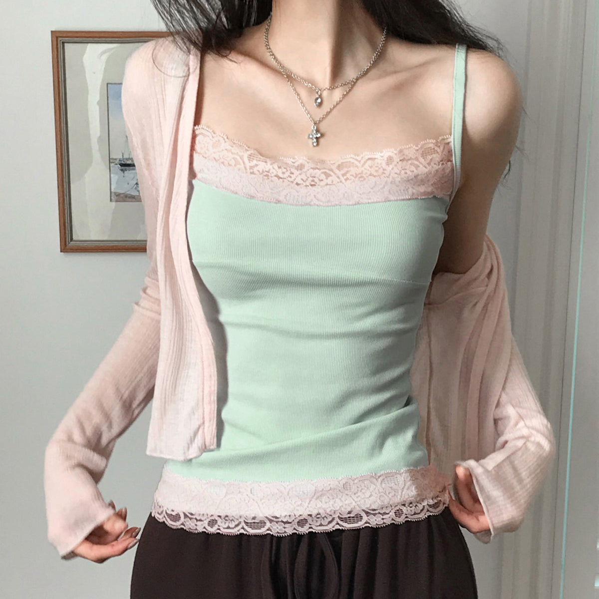 Women's Y2K lace-trim color-block slim-fit tank top in a versatile summer style