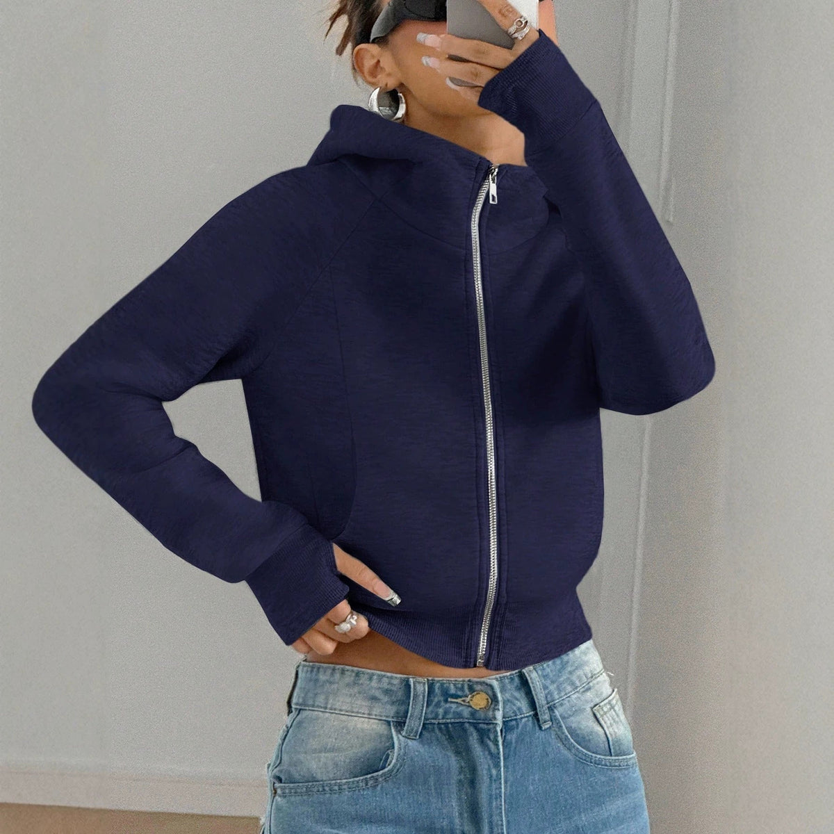 Solid-color cropped hooded sweatshirt for women in a minimalist design
