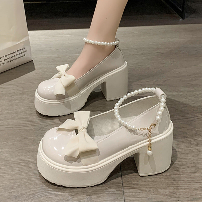 Pearl bow high-heeled leather shoes in a refined design with a decorative bow detail