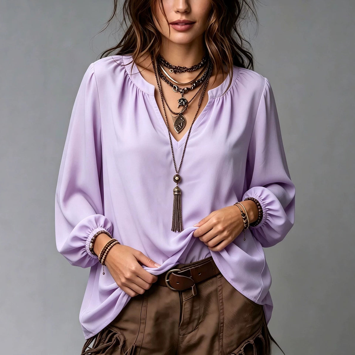 Elegant women's V-neck shirt with puff sleeves in a refined silhouette