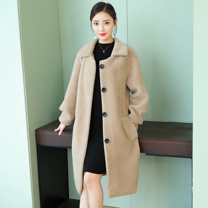 Women's loose sheep shearing fur coat in new style, front view