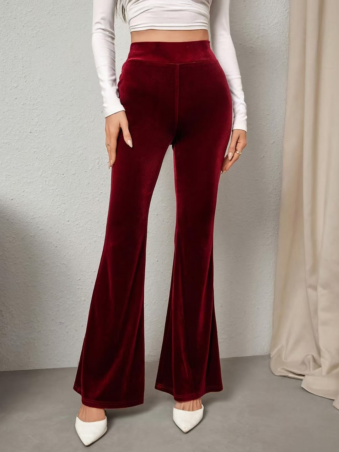 High-waisted women’s flared pants in a slim-fitting casual style