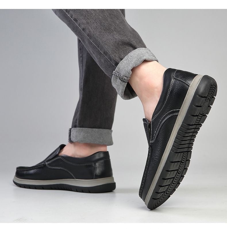 Men's casual waterproof lightweight leather shoes in a classic low-top design