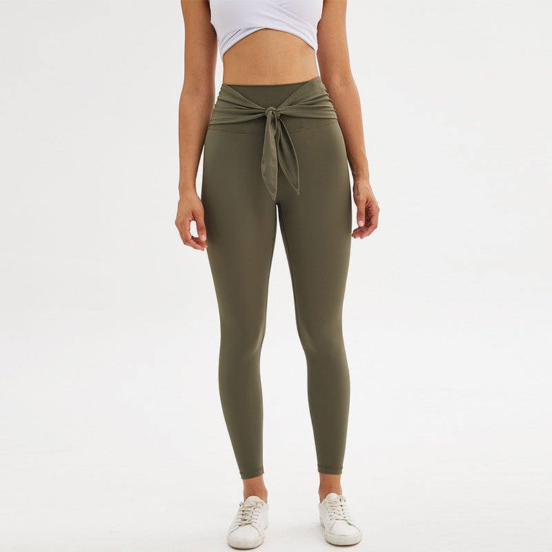 Nine-point yoga leggings with straps, visible stretch fit design