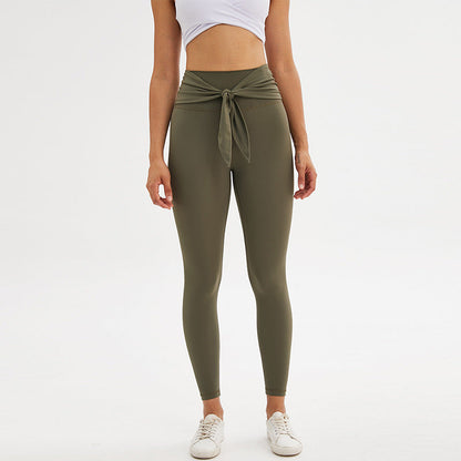 Nine-point yoga leggings with straps, visible stretch fit design