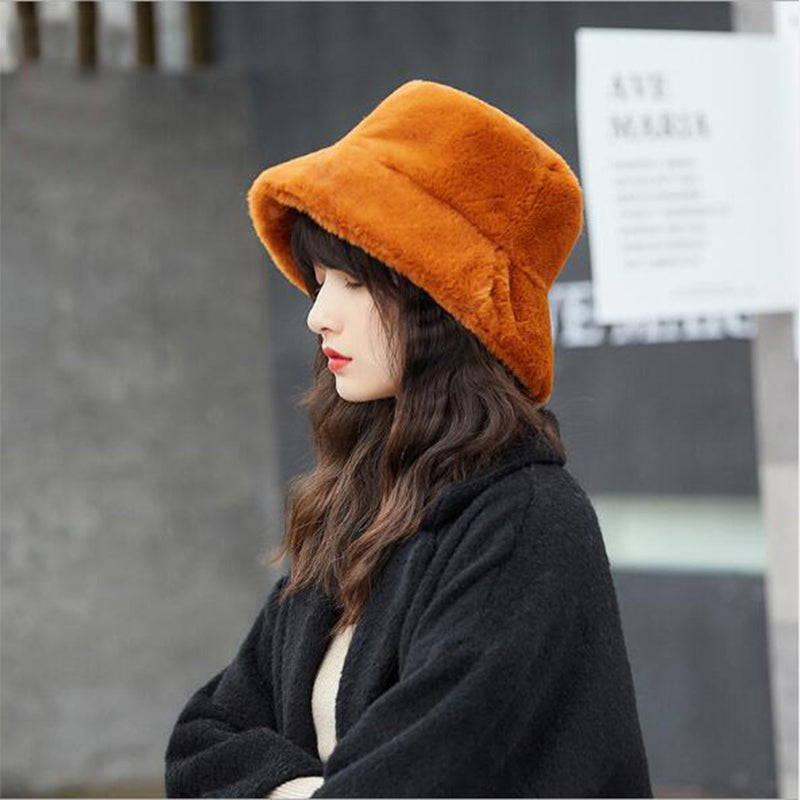 Warm fur hat in a soft, cozy design񎟀