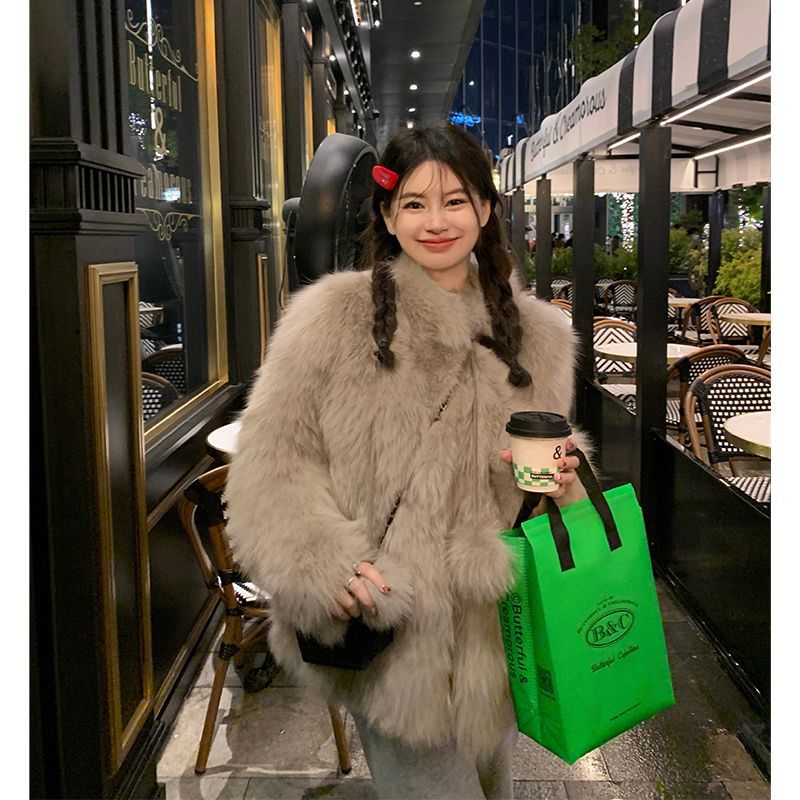 Young women's slimming fur coat in a fashionable fitted style