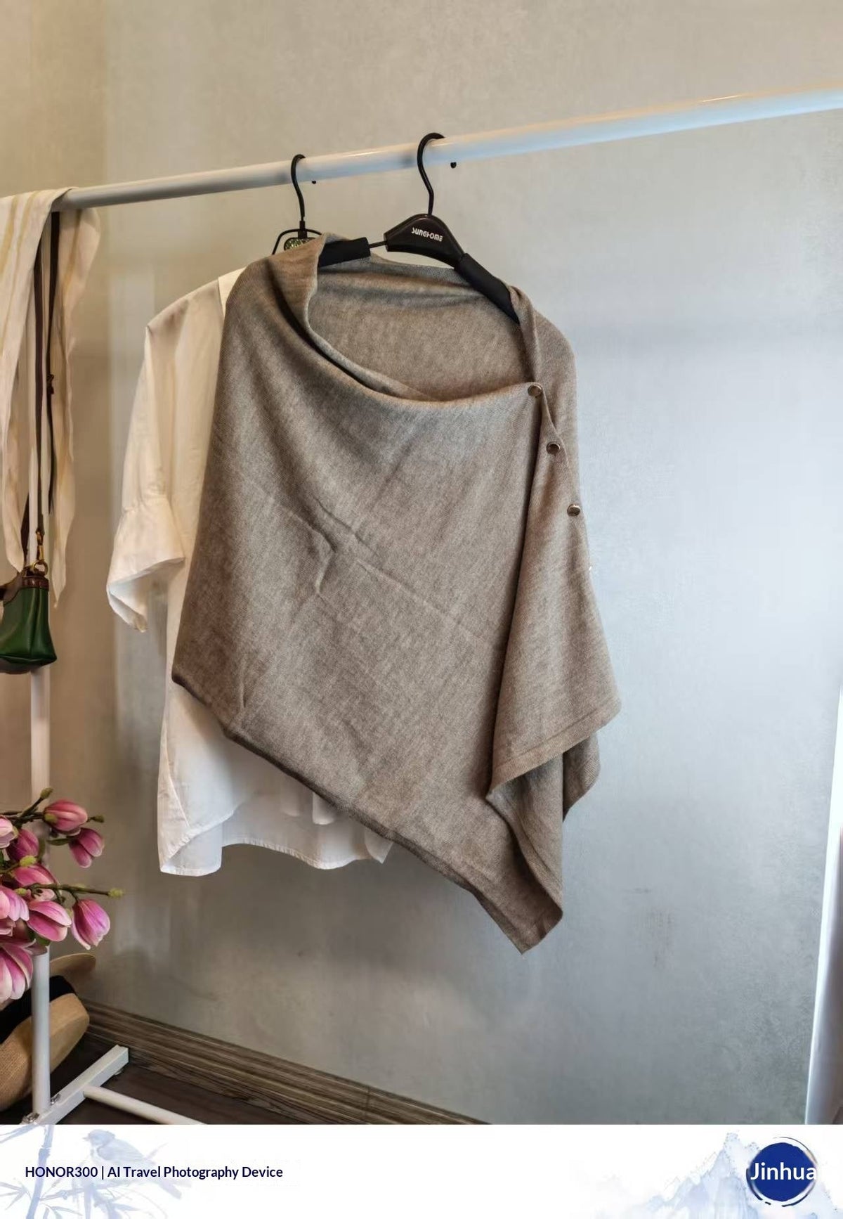 Versatile slouchy knit vintage women's shawl with a sophisticated design