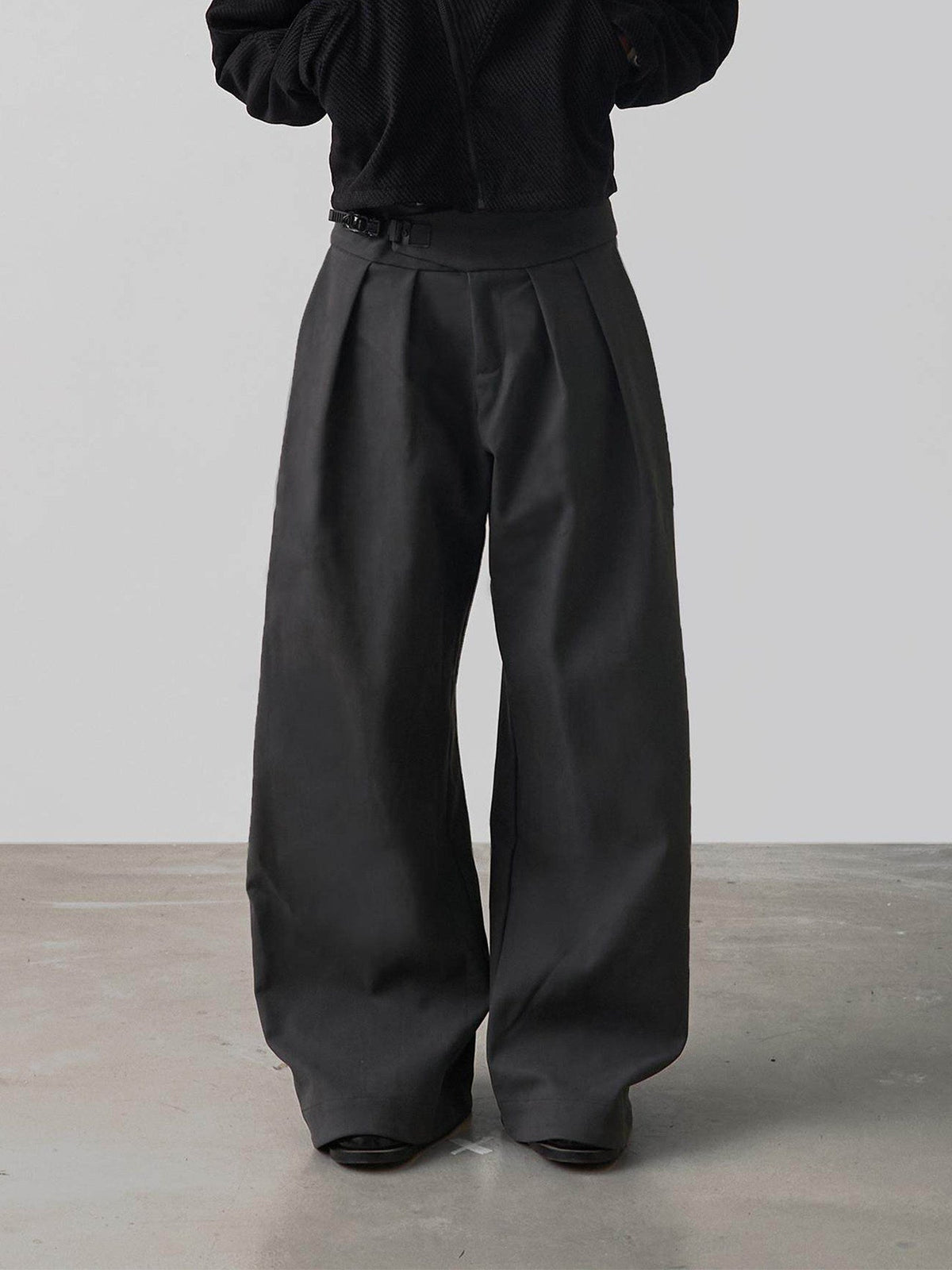 Minimalist men's tapered trousers with double pleats and soft fabric waistband