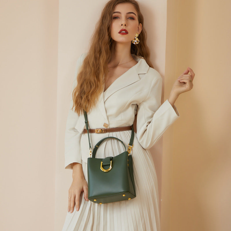 Large-capacity commuter handbag and crossbody bag for women, structured design with adjustable strap