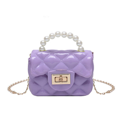 Pearl hand one-shoulder crossbody chain children's bag in a compact decorative design
