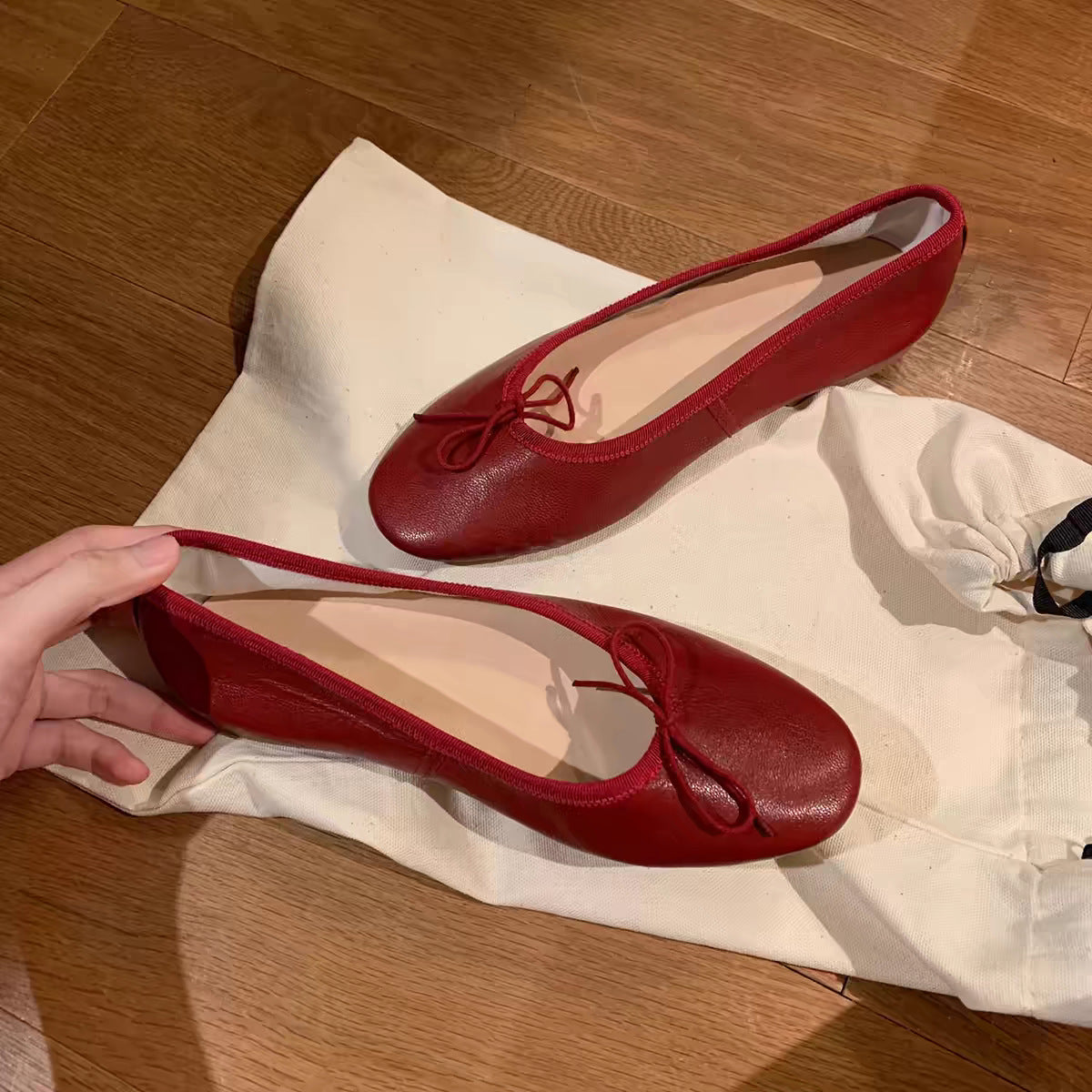 French-style round-toe low-cut bow flat shoes in an elegant versatile design