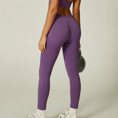 High-waisted quick-drying yoga pants in a tight fit, featuring a smooth stretch fabric.
