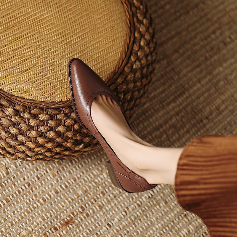 Women’s French-style pointed-toe low-cut mid-heel leather shoes in a classic silhouette