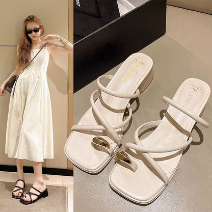 Women's fashionable versatile flat sandals in a simple, comfortable design