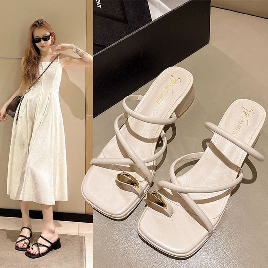 Women's fashionable versatile flat sandals in a simple, comfortable design