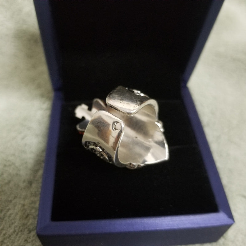 Vintage lion ring in antique-style metal with detailed lion head design