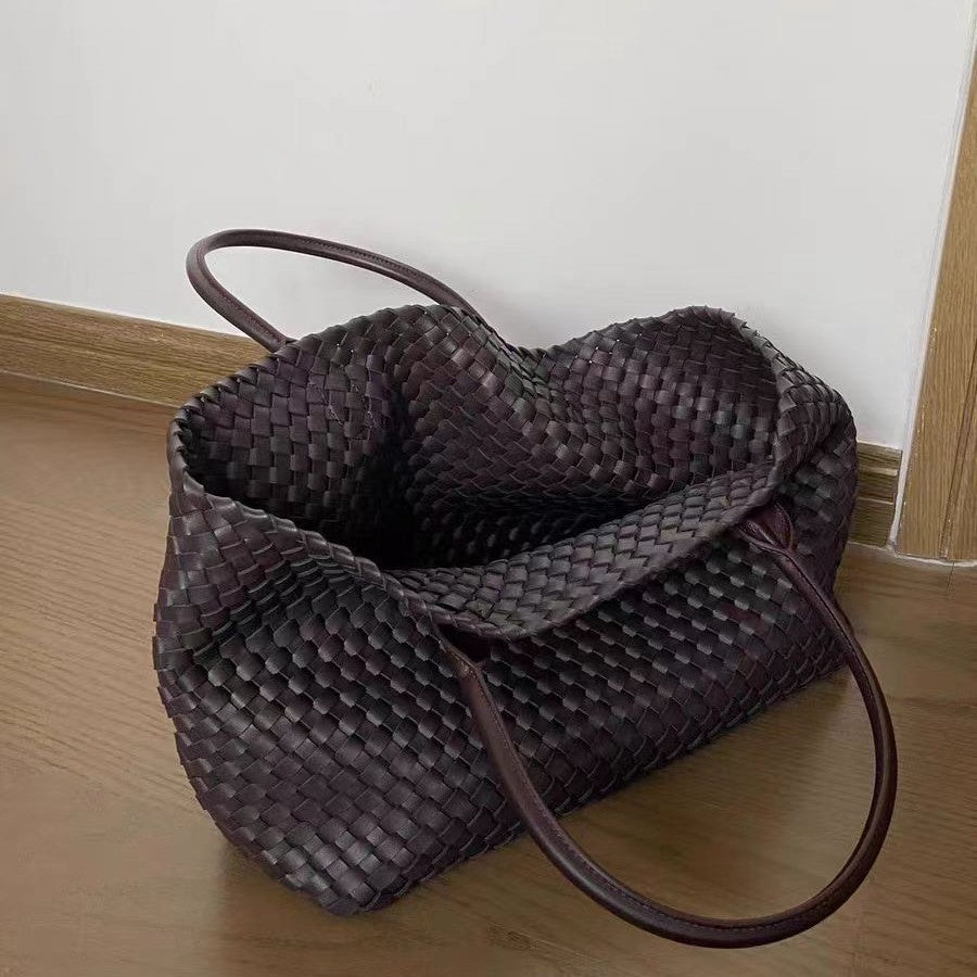 Fashionable large-capacity shoulder tote handbag for women in a spacious everyday design