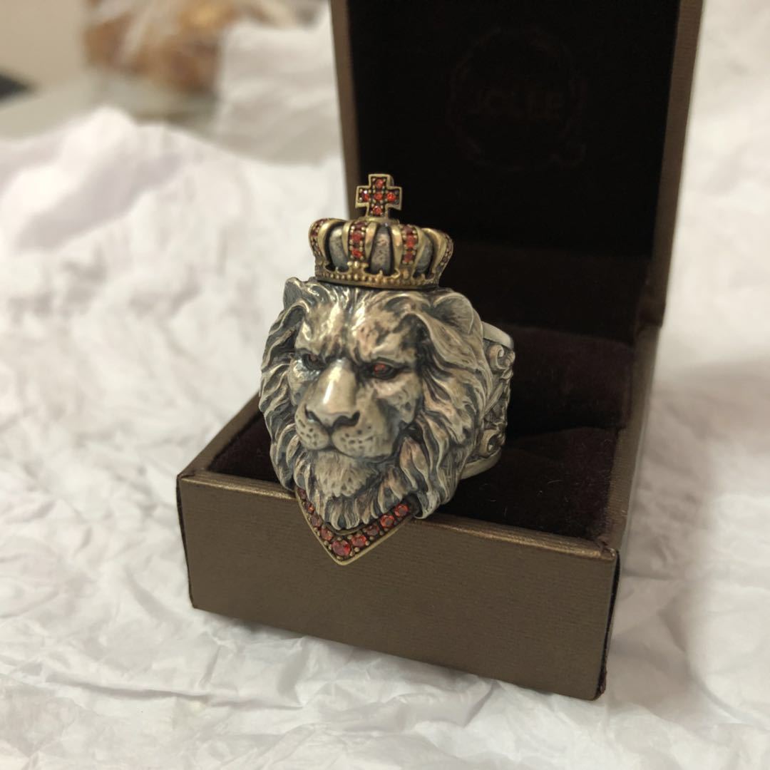 Vintage lion ring with detailed lion head design in an antique-style finish